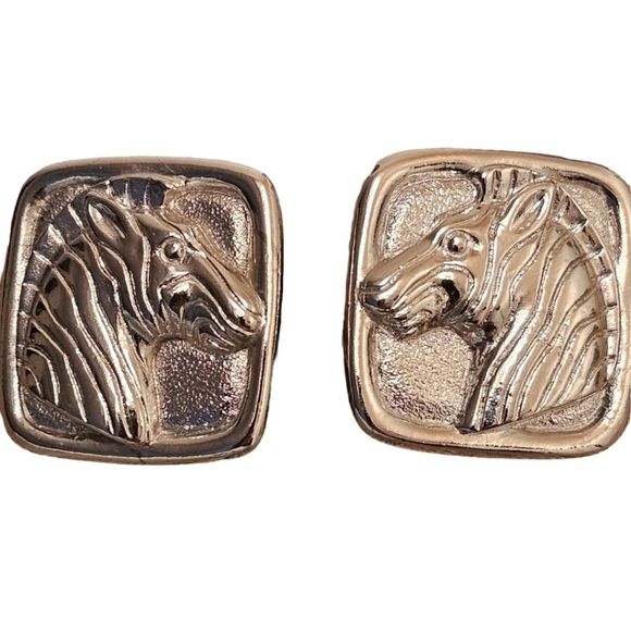 🐿 5/$25 Vintage AVON Signed 1981 "Safari Style" Zebra Silvertone Clip Earrings - Picture 1 of 6